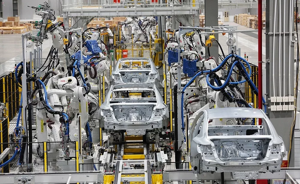 Ai đã phát minh ra robot Công Nghiệp – Lịch Sử, Cột Mốc Quan Trọng Và Tương Lai Tự Động Hóa 1 Xưởng hàn thân xe VinFast sử dụng 1200 con robot hãng ABB – Đây là nhà máy hàn thân xe hiện đại nhất Việt Nam và khu vực Đông Nam Á