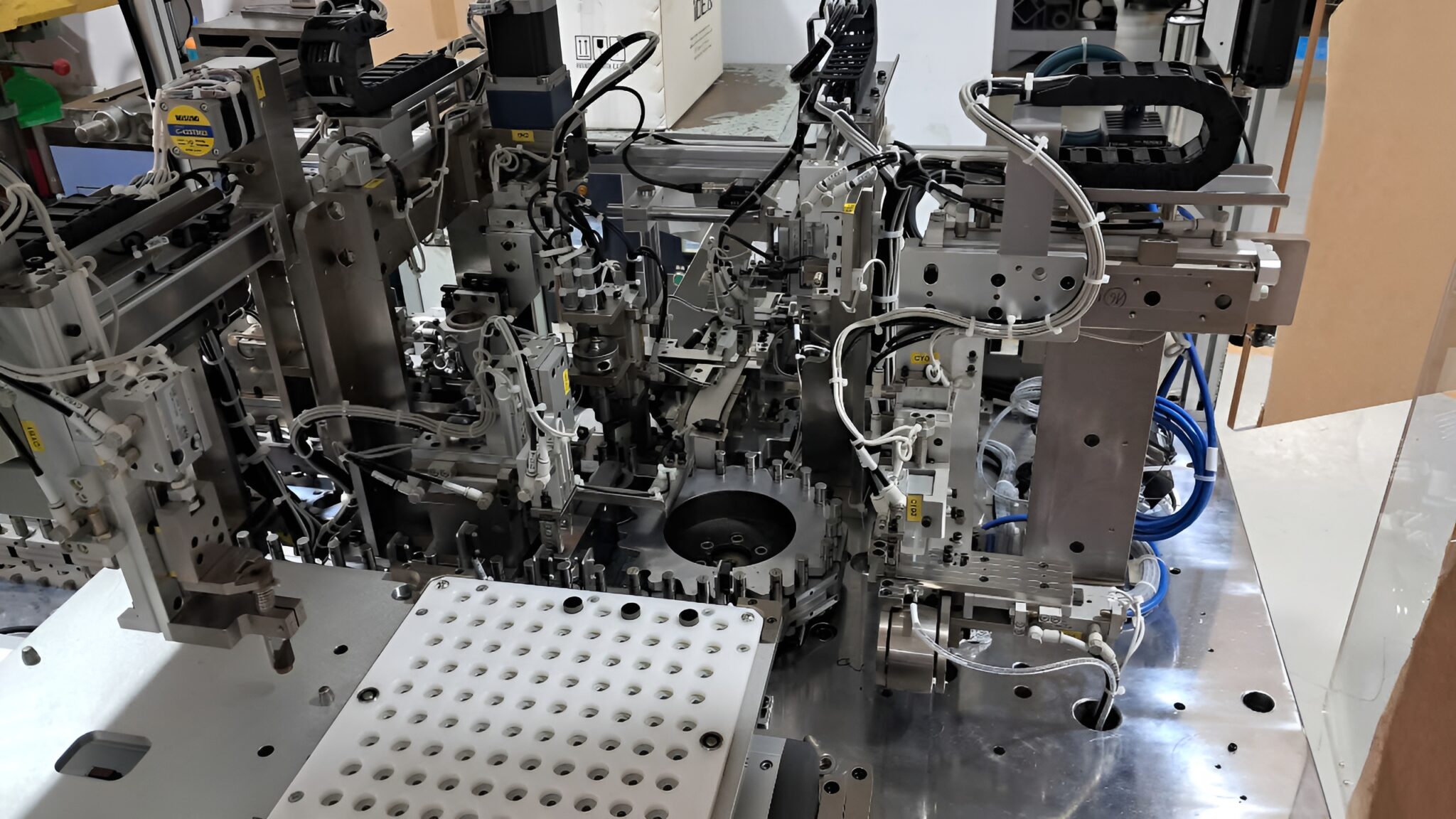 Máy lắp ráp và tra keo motor NSVC2412-001 được thiết kế để tối ưu quy trình lắp ráp và chấm keo cho linh kiện motor. Trang bị các thiết bị chất lượng cao như PLC Keyence, Step motor Misumi, và Camera IV2 Keyence, máy đảm bảo hoạt động ổn định và chính xác.

Kích thước nhỏ gọn (1750 × 870 × 1400 mm) dễ dàng tích hợp vào dây chuyền hiện có, cùng năng suất ấn tượng 5.760 sản phẩm/ca giúp đáp ứng nhu cầu sản xuất lớn.

Thời gian hoàn thành: 3 tháng sau khi phát hành PO

Ứng dụng: Ngành hàng điện tử, doanh nghiệp FDI Nhật Bản