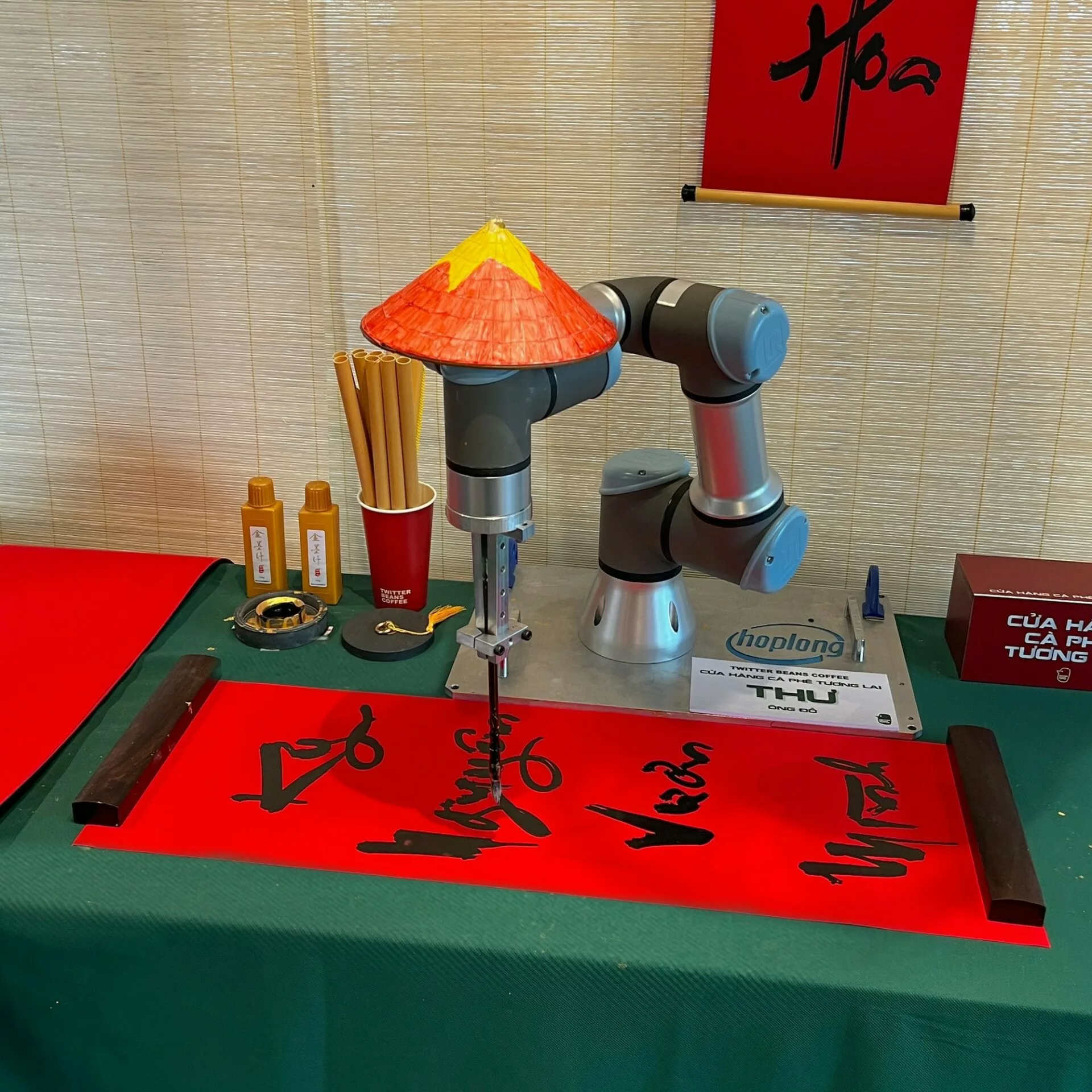 Ai đã phát minh ra robot Công Nghiệp – Lịch Sử, Cột Mốc Quan Trọng Và Tương Lai Tự Động Hóa 8 Robot cộng tác viết thư pháp - Chỉ cần nhập lệnh, khách hàng đã có ngay một tờ thư pháp với nhiều lời chúc ý nghĩa.