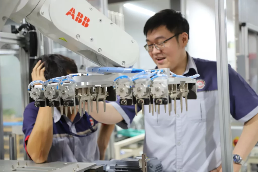 Ai đã phát minh ra robot Công Nghiệp – Lịch Sử, Cột Mốc Quan Trọng Và Tương Lai Tự Động Hóa 6 Robot công nghiệp - ABB - IDEA Group