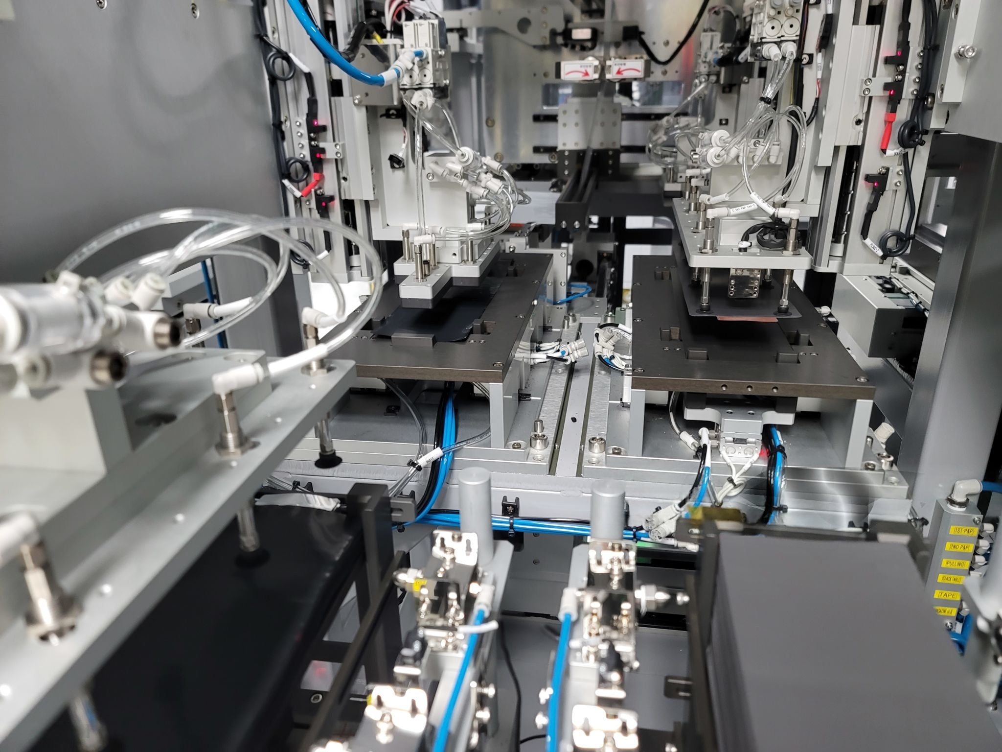 Our palletizing solutions integrate with: Conveyor systems, date coding, and automatic labeling Automatic stretch wrapping machines AGV/AMR for pallet transport MES/SCADA for productivity monitoring and data tracking Weight checkers, QR code scanners, and shape inspection systems