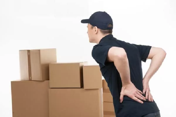 Bê vác liên tục các kiện hàng nặng dễ gây chấn thương cột sống, trượt ngã