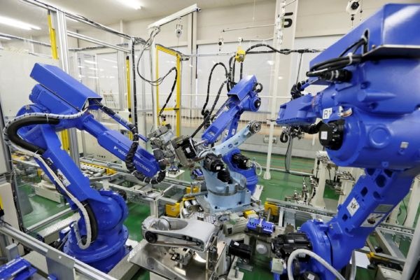 Robot công nghiệp thực hiện an toàn các công việc trong môi trường độc hại, nhiệt độ cao hoặc yêu cầu nâng vật nặng