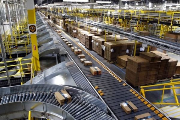 Hệ thống băng tải tự động đảm bảo dòng chảy sản xuất liên tục và ổn định