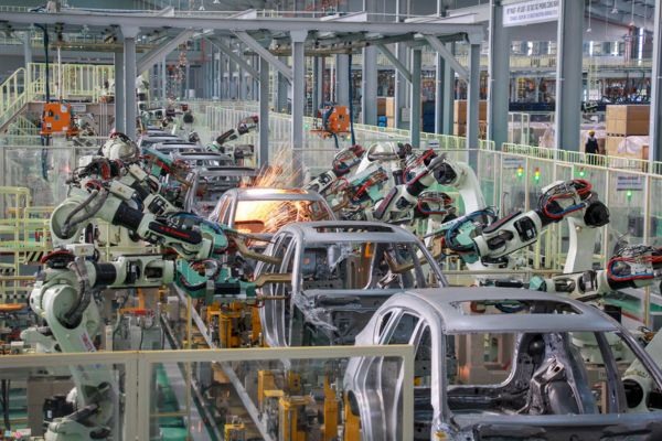 Robot thực hiện các mối hàn với tốc độ nhanh, độ bền và độ đồng nhất cao, đặc biệt quan trọng trong sản xuất ô tô, kết cấu thép