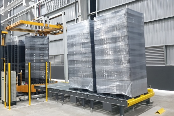 Máy quấn màng co thùng carton: Giải pháp đóng gói tự động hiệu quả 3 Hệ thống phụ trợ như băng tải và cơ cấu dẫn hướng giúp định vị chính xác thùng carton, đảm bảo chúng di chuyển trơn tru và đúng vị trí