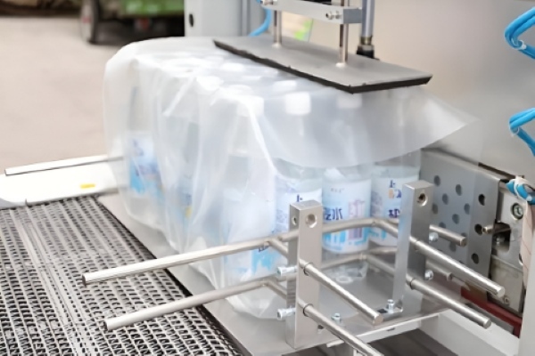 Máy quấn màng co thùng carton: Giải pháp đóng gói tự động hiệu quả 4 Máy quấn màng pallet hoạt động nhanh, liên tục và không mệt mỏi, thay thế hoàn toàn công sức và thời gian của nhân công